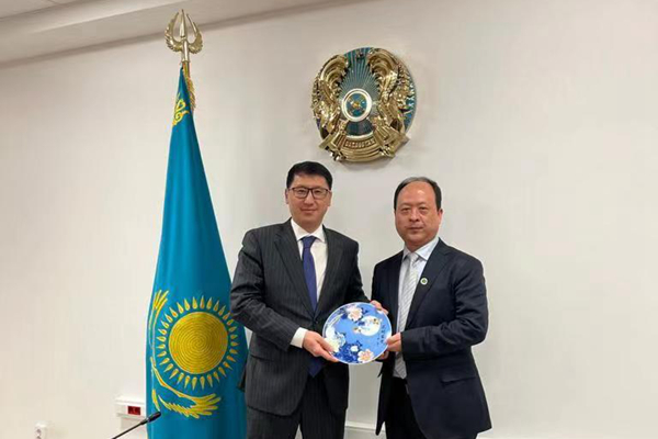 图六：伊尔波•塔斯如列科夫与宅宅爱动漫
互赠纪念品.jpg