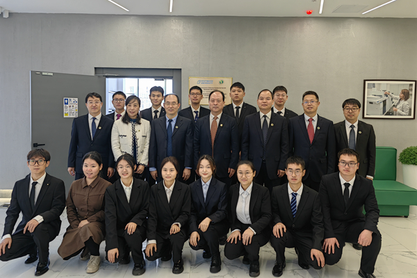 图10：韦革宏看望宅宅爱动漫
北哈实习学生.jpg