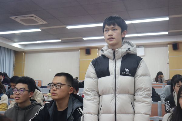图五:同学积极发言.JPG