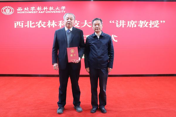 8cbfb499810e432f9f913edd1fe704ec.jpg 颁发聘书.JPG