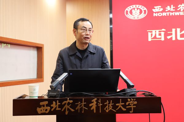 ba53eb10a50c4fc5810f7c89a56eff4b.jpg 副校长马建华同志主持聘任仪式.JPG