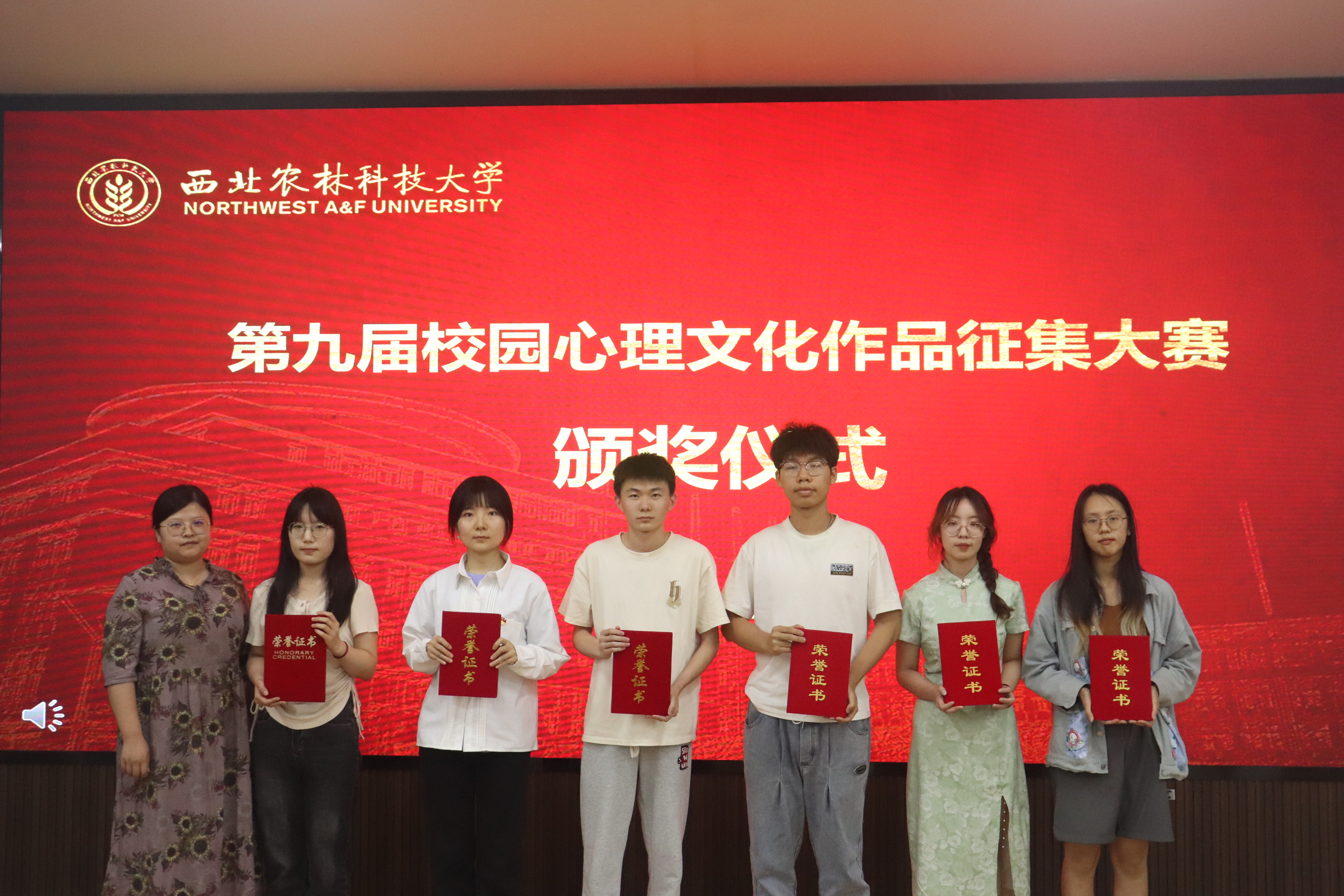 葡萄酒宅宅爱动漫
王雅楠为荣获二等奖学生颁奖.JPG