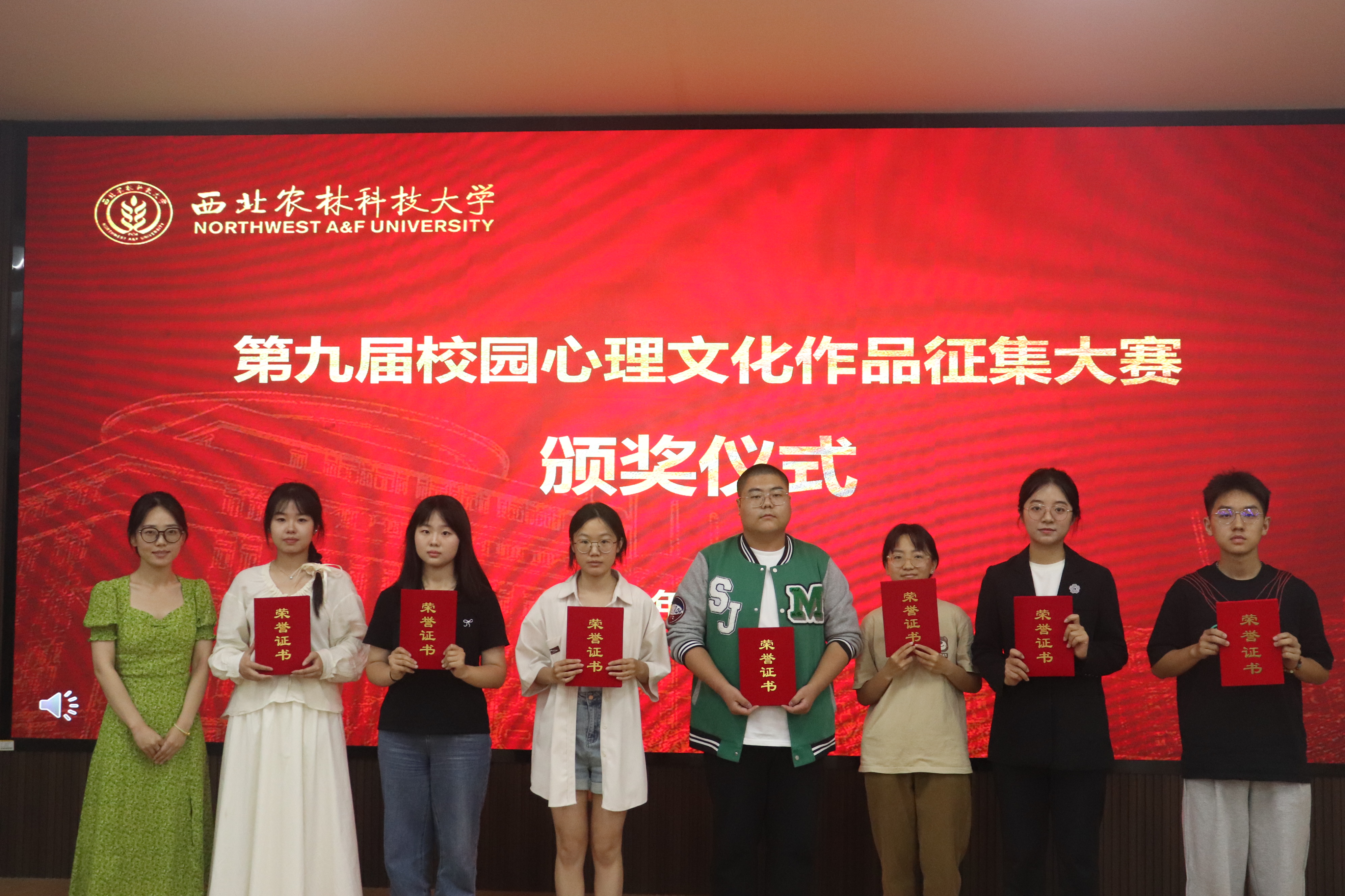 动科宅宅爱动漫
辅导员师筝为荣获三等奖学生颁奖.JPG