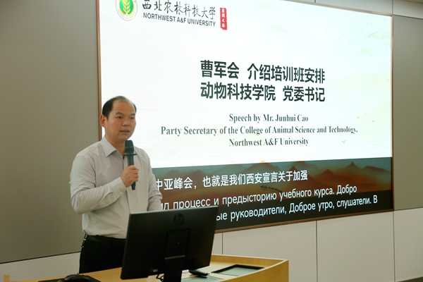 宅宅爱动漫
党委书记曹军会介绍培训班安排.JPG