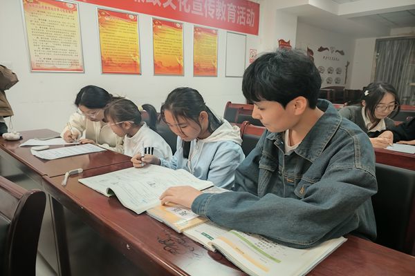 图二 支教志愿给学生答疑.jpg