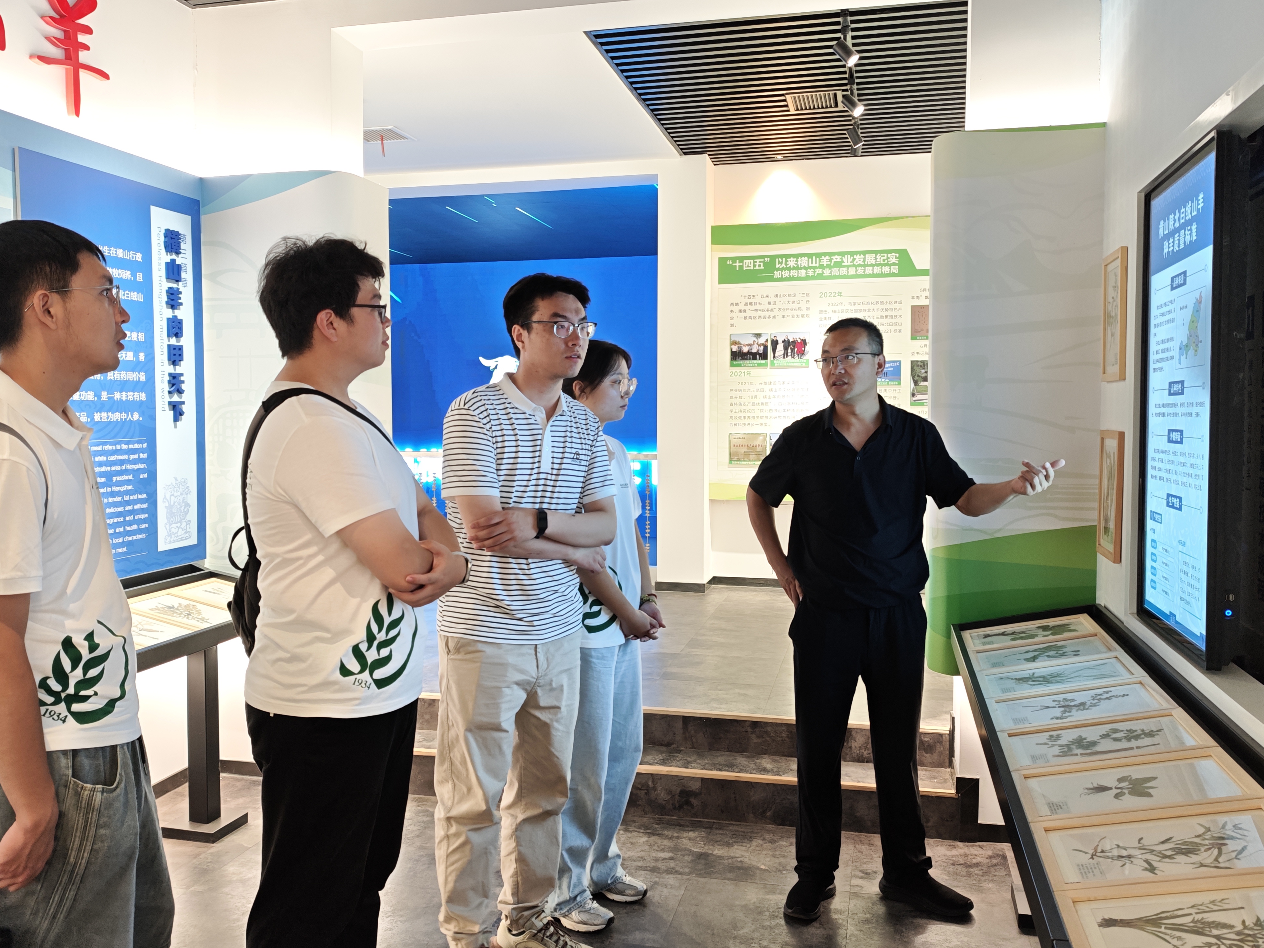 图片二 王瑞环主任向队员们介绍横山特色饲草资源利用情.jpg