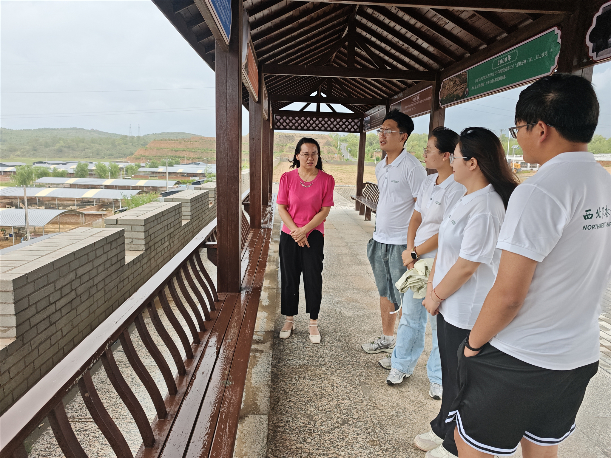 图片一 马彩英主任向队员介绍马家梁养殖小区建设情况.jpg