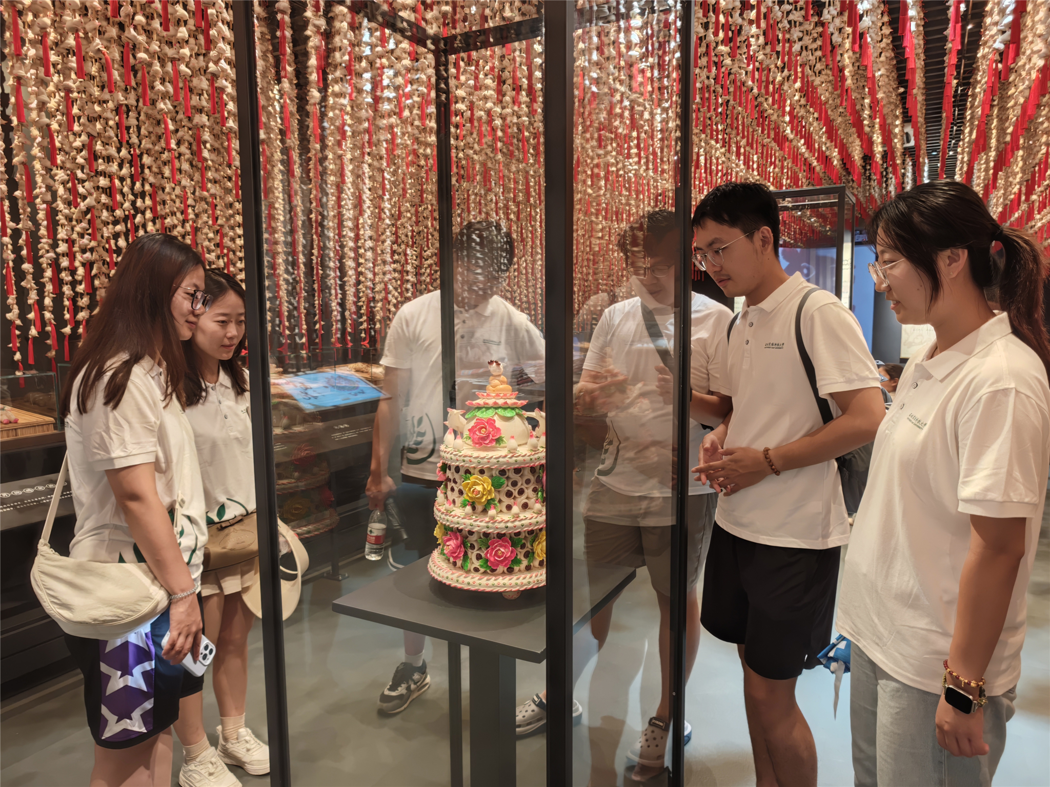 图片二 队员们在陕北特色枣花馍前驻足.jpg