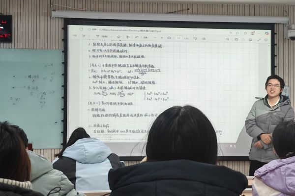 图一 学长对知识点进行讲解.jpg