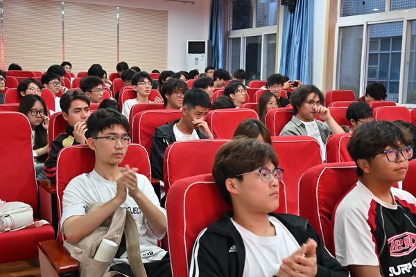 图二 现场观众特写.JPG