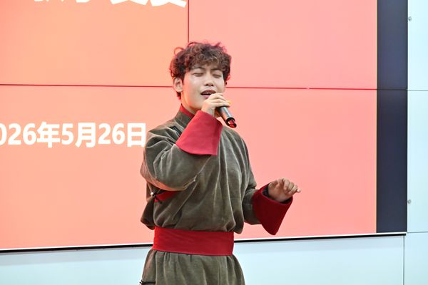 图六 达伍力汗演唱特写.JPG