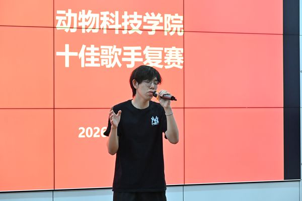 图五 季军邢博凯演唱特写.JPG