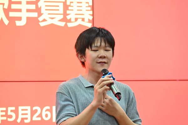 图三 雷振宇演唱特写.JPG