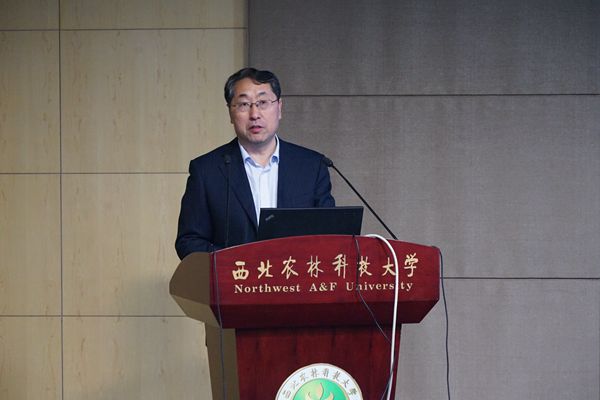 4 动科宅宅爱动漫
姚军虎院长主持开幕式_副本.jpg