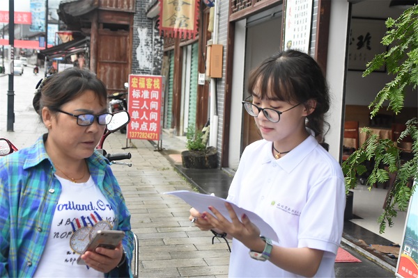 7c1fd28cb39249eeab32e5b04d5b5be7.jpg 图3 队员对游客进行调研.jpg
