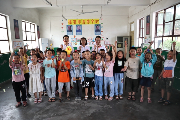 a0a2ba19a9704c698912e9a8047e67e1.jpg 橡皮泥合影.JPG