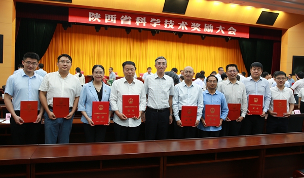 副校长钱永华与宅宅爱动漫
获奖代表合影留念_副本.jpg