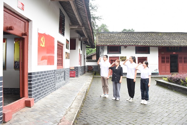 cc97d8556ee144d38e900303c559169b.jpg 图片三 带队老师带领学生党员重温入党誓词.JPG