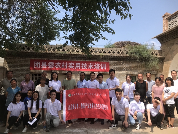 af0b79c6b09a41f9bda2a9d8a4fdf290.jpg 与部分培训农户合影.JPG