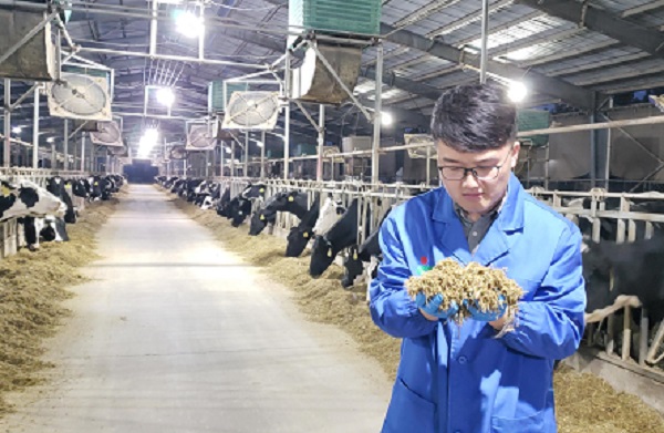 0f4b5d7f705d4645b3db5cd4354ea0c6.jpg 胡仁超.jpg