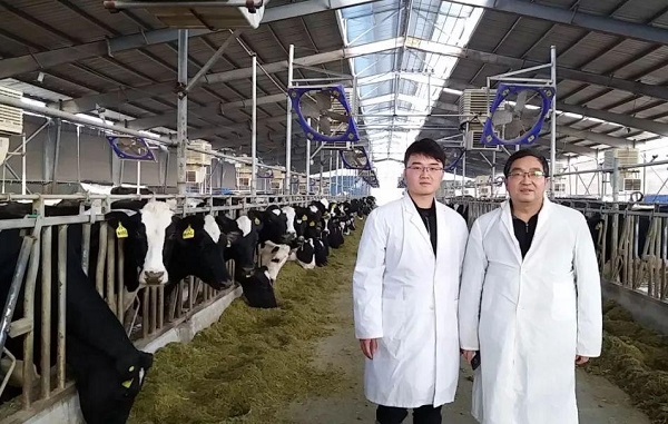 f4fab69630ad4b2582fa2928fb33cd1b.jpg 师生合影.jpg