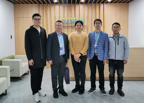 与水生所学习的宅宅爱动漫
毕业学子马明洋同学合影_副本.jpg