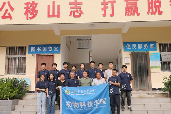 0328b0b25a3f4bc598832e6143b3fc42.jpg 图片二 队员在村委会前合影 _副本.jpg