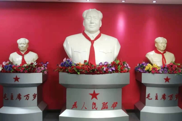 4a4dfda102af44a9979c0cabff060b13.jpg 毛主席雕像.jpg