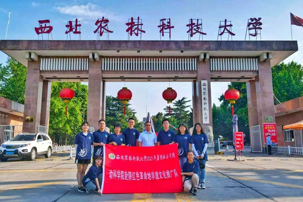 动科宅宅爱动漫
非遗推广队出发前在校门口的合影.jpg