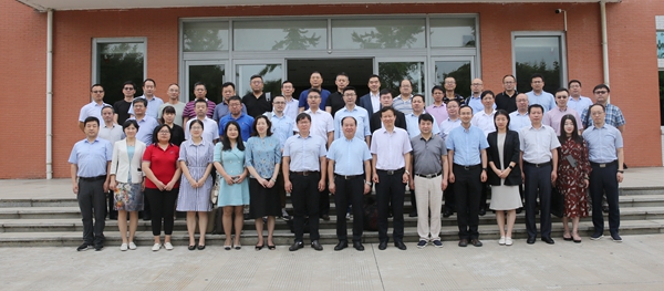 91188f20c12e49e38605bbe773bb2458.jpg 合影.jpg