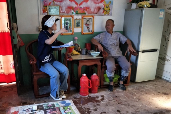 4d77f013ef0a4e918342d60e531b0f39.jpg 队员与村民深入访谈.jpg