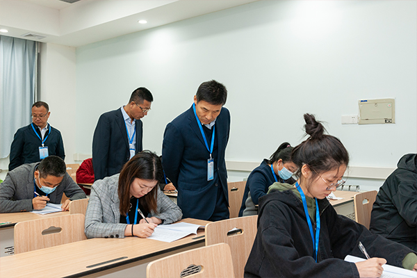 8360628718a04c3c9676b3f060bc5402.jpg 组委会巡视理论考试现场.jpg