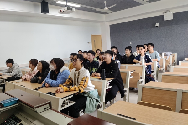 b2361a824e60462395e360057809fd0c.jpg 同学们认真观看辛亥革命纪录片.jpg