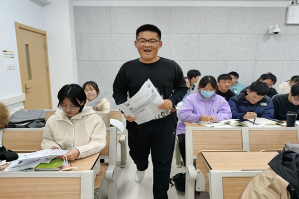 1955fb4a74cc48b5bcf6f5cf9442a207.jpg 志愿者发放月刊.jpg