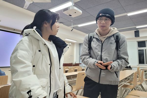 74afc053746443faa0cef822b53b6034.jpg 学委向生活部同学详细咨询.jpg