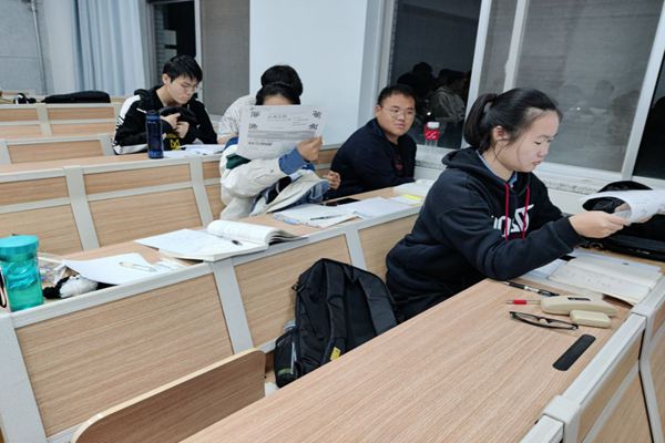 a17b50ebe46b438787a4ffa0f9225cb0.jpg 同学们阅读月刊.jpg