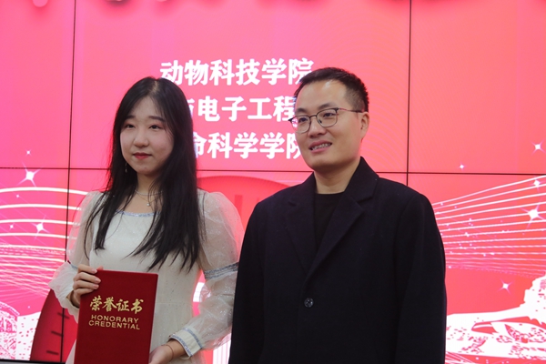 108ea456a3b740a98a167ab1cc9274d9.jpg 颁奖现场.jpg