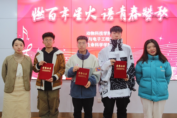 2bc96b83f3b6486a89ff169123e5456d.jpg 颁奖现场2.jpg