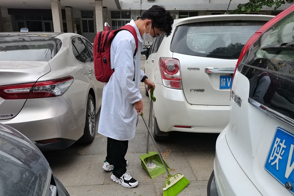 dad5595764ae47979be3c629f2a7e084.jpg 生活部志愿者打扫公共卫生区域2.jpg