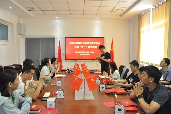 0e72329091ab4087ab19cfce7ab36204.jpg 发放政治生日贺卡.JPG