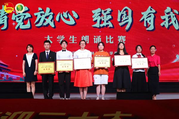 11c7867fd36941dd8398e13dd1b6b034.jpg 党委宣传部副部长赵静党委和学工部副部长邓亚丽为荣获优秀奖的队伍颁奖.jpg