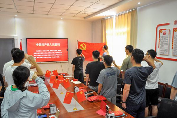 39e290bd710b45209b97bad30a1555d6.jpg 重温入党誓词.jpg