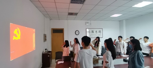 685d2b5a678f4448b8c30e2ae3d5b7a2.jpg 全体党员宣誓-2 (1).jpg