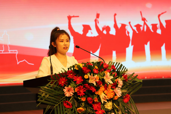 f5f0fba6fefc4212badb0d064fa8a90d.jpg 硕士代表发言.jpg