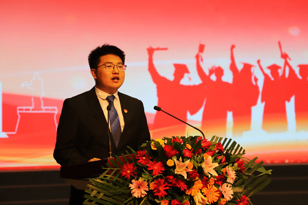 2fdc948520754fab921b0888c3869177.jpg 毕业生代表宋清川发言.jpg