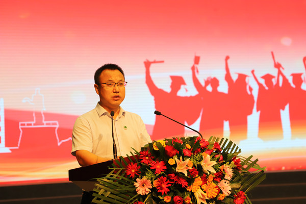 00e06056b1eb407783122bac7040e50e.jpg 王力宣读表彰决定.jpg