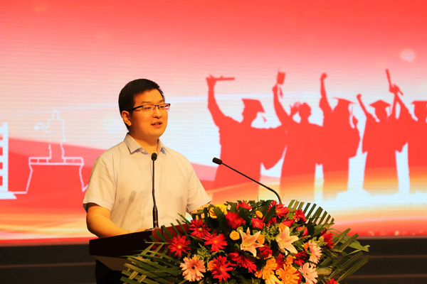 32c969f8e89b4aac90cc3ddf79ecd7ca.jpg 教师代表朱斌发言.jpg