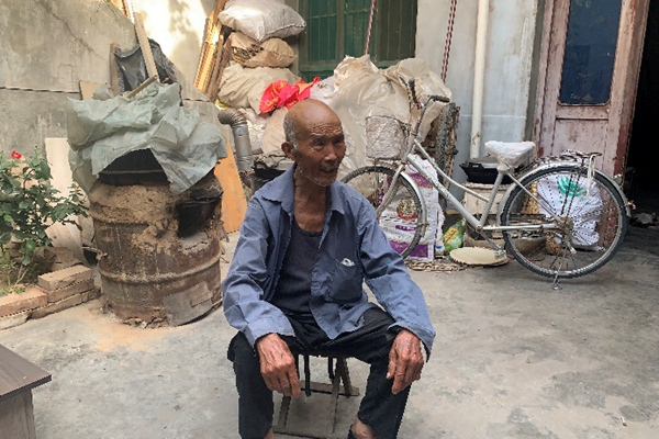 2cb34c71e79246cca405fcf8a029f10d.jpg 村助正在与寨西村老书记交谈.jpg