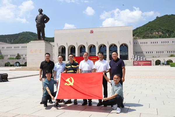 6099c7c2b9a1421f8c7f2004517240b4.jpg 参观延安革命纪念馆.JPG