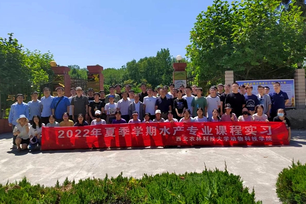 6c88b486cf114d5a942e10e791eee20c.jpg 图6-在汉中市现代渔业科技示范园留影_副本.jpg